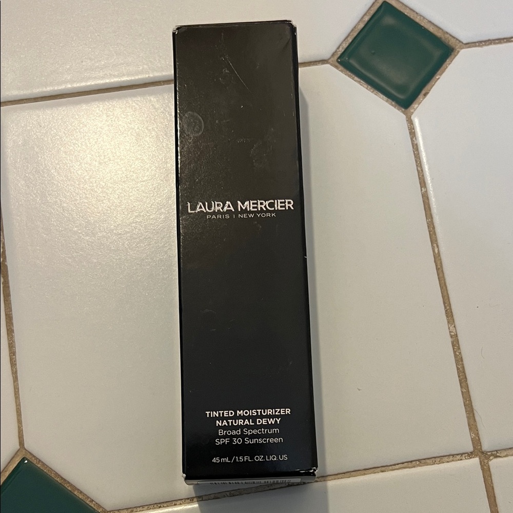Laura Mercier Natural Dewy Tinted Moisturizer SPF 30 2W Citrine